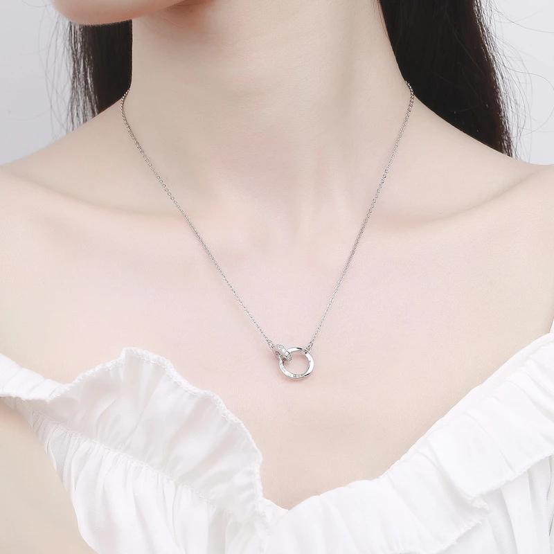 Luxurious Möbius Interlocking Pendant – Niche Titanium Steel Clavicle Necklace for Women